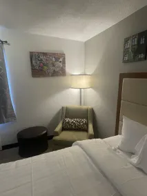 Days Inn by Wyndham Erie - Room