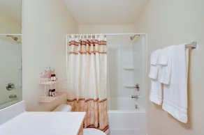 Central Greensboro Townhome + Pool Access! - Innenbereich