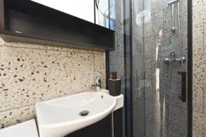 Bright studio apartment with pool view - Badeværelse
