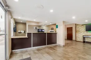 Quality Inn & Suites Near Six Flags and Medical Center - Lobby