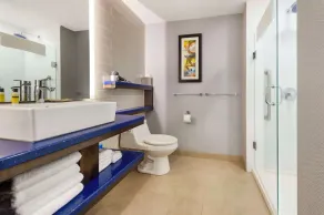 GLō Best Western Kanata Ottawa West - Salle de bain