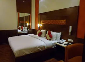 Hotel Aura - 05 Mins from New Delhi Railway Station & Connaught Place - Room