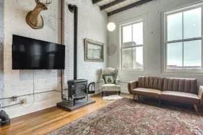 < 1 Mi to Wittenberg: Eclectic Loft w/ Parking! - Interiör