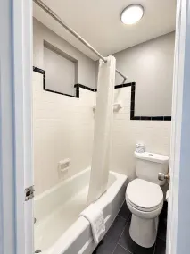 Rodeway Inn Dickson - Bathroom