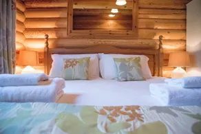Willow Lodge With Hot Tub, Kingfishers - Room
