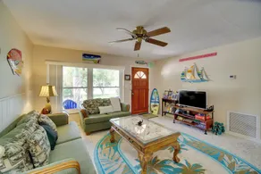 Satellite Beach 'sunshine House' w/ Hot Tub! - Area soggiorno