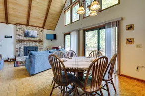 Cabin w/ Deck ~ 3 Mi to Apple Valley Lake! - Innvendig