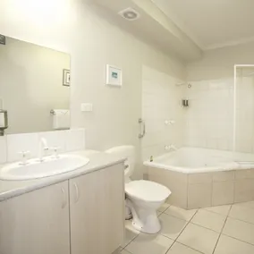 Moonlight Bay Apartments - Bathroom
