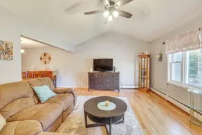 Pool, Deck & Grill: Spacious Apt in Naugatuck! - Intérieur