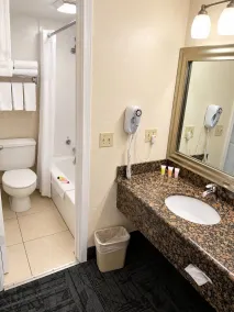 Sturgis Lodge & Suites, Travelodge by Wyndham - Badezimmer