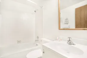 Super 8 by Wyndham Riverton - Bathroom