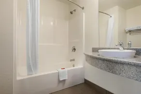 SureStay Plus Hotel by Best Western Niagara Falls East - Salle de bain