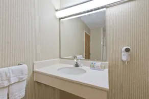 Super 8 by Wyndham Huntersville/Charlotte Area - Salle de bain