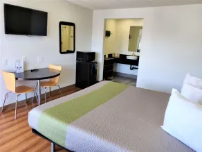 Motel 6-Fresno, CA - Yosemite Hwy - Room