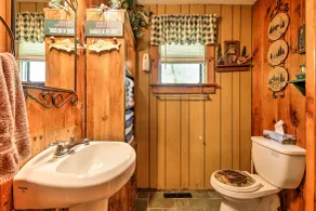 Pet-Friendly Cabin w/ Fire Pit, BBQ & Great Deck! - Interiör