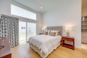 Sleek Oxnard Townhouse w/ Balconies: Walk to Beach - Intérieur