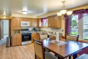 Central Apt in Cheektowaga w/ Private Deck! - Intérieur