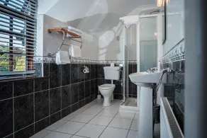Woodside Lodge accomodation - Baño