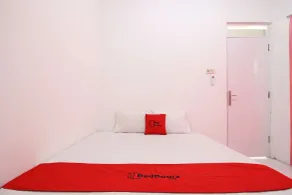 RedDoorz near Terminal Tirtonadi - Værelse
