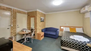 Forest Lodge Motor Inn & Restaurant - Room