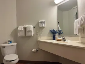 Super 8 by Wyndham Sidney NE I-80 - Bathroom