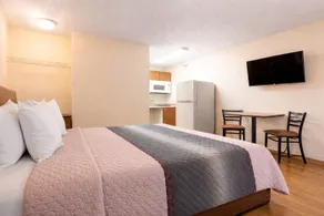 HomeTowne Studios by Red Roof Houston - West Oaks - Energy Corridor - Room
