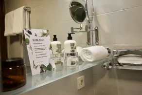 Hotel Tari - Bathroom