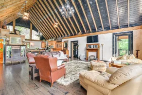 Upscale Getaway on Smith Lake w/ Boat Dock - Interiör