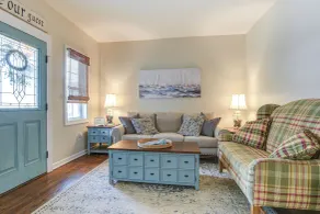 Walk to Town & River: Charming Home in North East! - Interiör