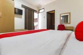 RedDoorz Plus near Pantai Losari - Zimmer
