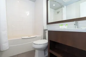Sandman Signature Winnipeg Airport Hotel & Suites - Bathroom