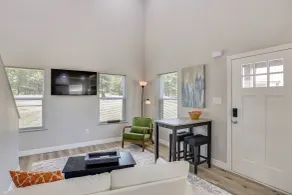 Stylish Tiny Home: 6 Mi to Gladewater Antiquing! - Interior