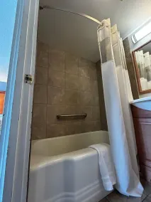 Travelers Inn by OYO Longview Kelso - Salle de bain