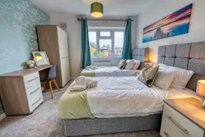 Modern 3-Bed House in Wednesbury with Garage &v Driveway - Rom