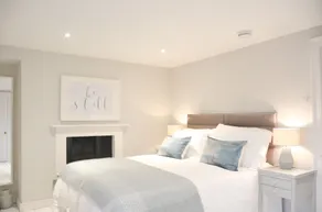 The Apartment, Bath - Rom