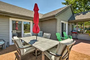Family Home w/ Deck, Yard, Dock on Rock River - Intérieur