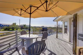 1 Mi to Festivals! Grand Isle Getaway w/ Deck - Interiør