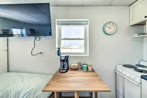 Atlantic Beach Studio w/ Community Pool! - Interni