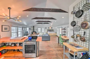 Chic Prattsville Studio w/ Private Hot Tub! - Interiør