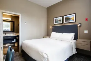 Mountaineer Lodge - Room