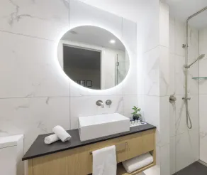 Avani Queenstown Hotel - Baño
