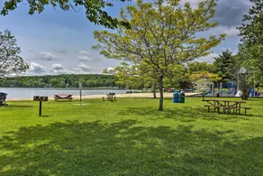 1 Mi to Arrowhead Lake: Pocono Home w/ Fire Pit - Innvendig