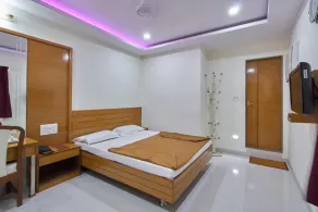 Hotel Sarita - Near Surat Railway Station - Room