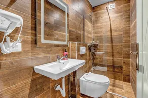 Villa Zoi A Stay to Remember Guesthouse I Sleep on the Historic Roman Road Via Egnatia inside the ancient walls of Elbasan Castle and wake up to a homemade Albanian breakfast prepared by a local family - Badeværelse