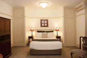 Cobb & Co Court Boutique Hotel - Room