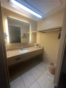 Super 8 by Wyndham Lantana West Palm Beach - Bathroom