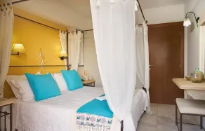 Golden Bay Apartments-Garden Haven - Rom