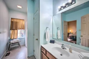 Unique Townhouse in Bavarian-style Neighborhood! - Bathroom