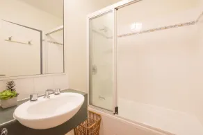 Coral Tree Inn - Bathroom