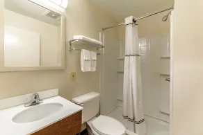 HomeTowne Studios by Red Roof Atlanta – Lawrenceville - Baño